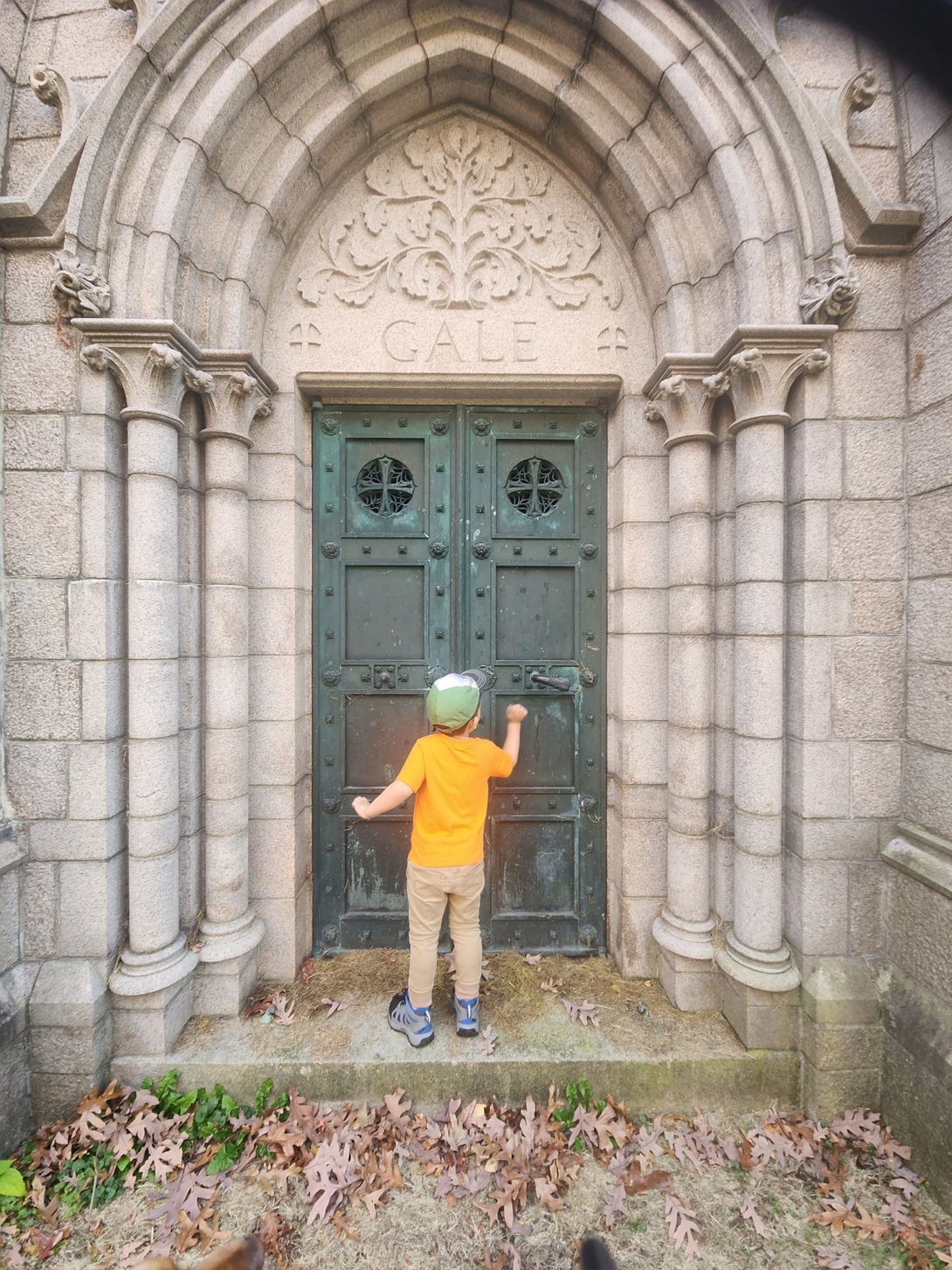 quinn knocks on the skeleton house